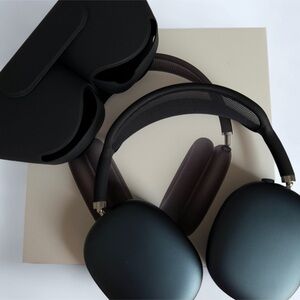 Apple AirPods Max- Midnight Wireless Headphones